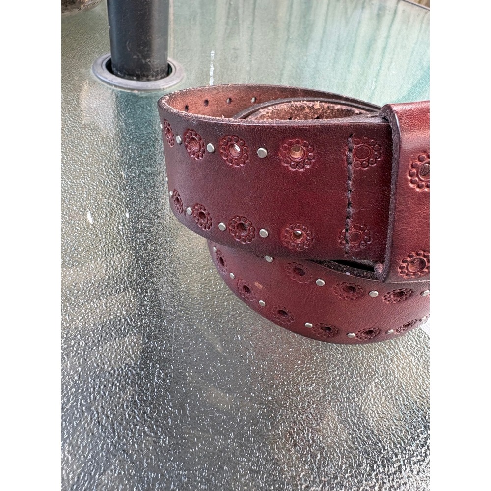 VTG Fossil Womens Medium Burgundy Leather Floral Stamped Studded Belt BT2817 200 - Picture 2 of 7